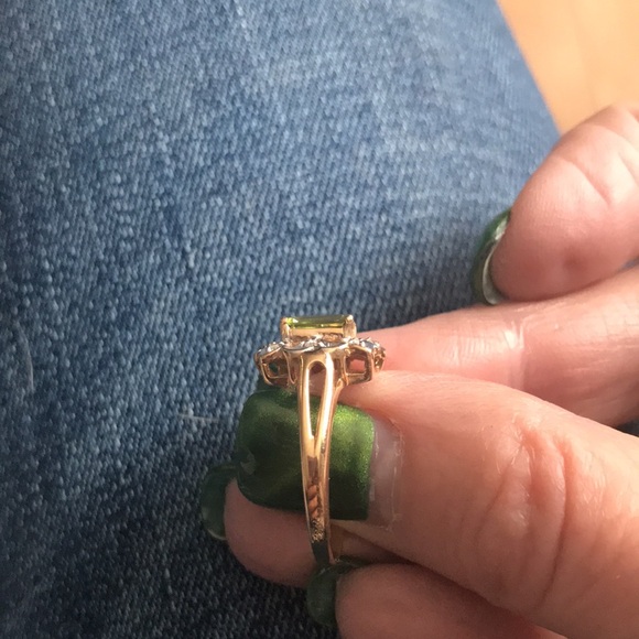 10K peridot diamond ring - Picture 7 of 9
